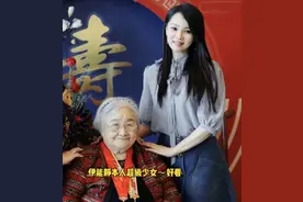 伊能静参加秦昊姥姥寿宴，53岁打扮如少女，和婆婆勾肩揽腰似母女图片