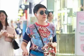 张凯丽真没把自己当大婶，穿印花T恤配牛仔短裙，比小姑娘还洋气图片