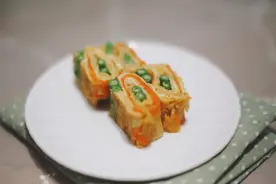 用平底锅做的豆角胡萝卜鸡蛋卷甜香滑嫩，卷蛋皮有技巧，层层重叠图片