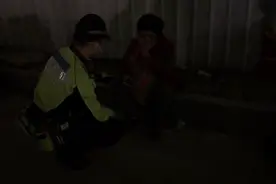大妈在东莞火车站旁哭泣，暖心铁骑上线！图片