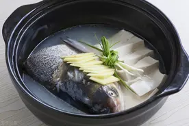 炖鲫鱼汤时，多放一点它，营养翻倍，鲜掉眉毛，孩子补钙要多吃图片