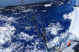 犁波踏浪，微山湖舰首次为某型医疗船海上补给图片