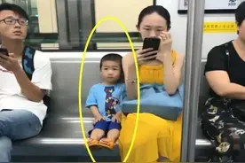 地铁上，一小男孩因“坐姿”走红，网友：这才是最高级的“炫富”图片