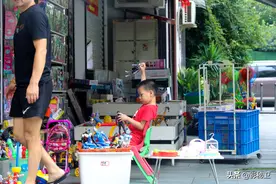 同一个暑假，孙子陪爷爷晚上摆地摊到凌晨两点，网友：真贴心图片