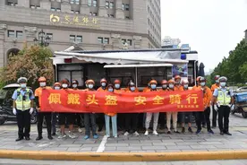 郑州交警五大队开展“佩戴头盔安全骑行”主题教育图片