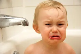 从宝宝洗澡的表现看出其性格？第二类小孩好奇心强，有可能成学霸图片