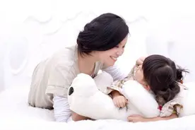 宝妈餐厅喂奶遭女孩指责，一句不文明引起众怒，不养儿不懂当妈难图片
