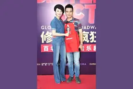 许亚军的第四任妻子张澎好美，穿牛仔连体服秀大长腿，口红好艳丽图片