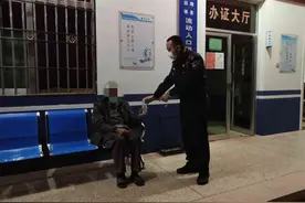 事发南靖，319国道旁有一老人蹲坐在地上图片
