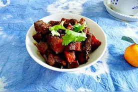 家常菜也能当家宴“硬菜”，土豆红烧肉，色泽鲜艳看着就很有食欲图片