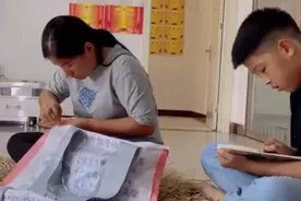 江苏一女子用化肥袋子给孩子缝制行李袋，女儿：不是去攀比的图片
