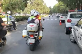 【法治热点早知道】交警骑警用摩托车送孩子上学遭群众举报，真相来了！图片