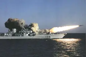 1996年台海危机的尴尬场面，海军太落后，把陆军榴弹炮拉上船图片