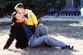 姜昆真是个好人，23年前收养一个孤儿取名姜河，如今身份不一般图片