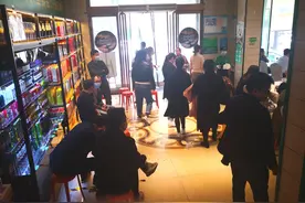 最多排140号！整条街都冷清，郑州这家餐厅连续排队14天图片