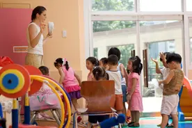 幼儿园老师结婚，家长统一随份子钱，次日收到老师微信很暖心图片
