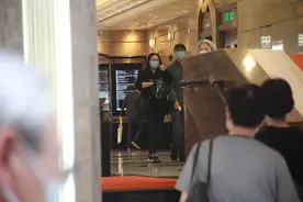 伏明霞罕见携老公秀恩爱，穿一身黑低调出行，可惜发福身材太减分图片