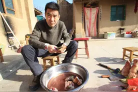 回村床上简单一顿饭，“光棍”父亲待客礼让人心暖图片