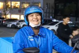 回到贫困县的女骑手：一月赚8000，搬砖丈夫都羡慕，跟孩子更亲了图片