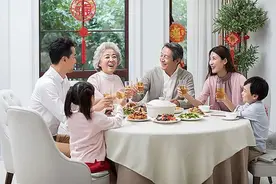 春节团聚，教会孩子这17条餐桌礼仪，妈和娃都不丢面子不尴尬图片