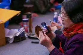 闺蜜偷偷送老公翡翠雕件，为挽回老公去鉴宝，专家：放手吧，姑娘图片