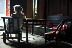 老人怀揣巨款，却没有儿女愿意照顾她，这是为何？图片