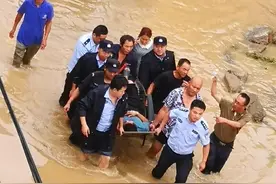 【警徽闪耀抗洪防汛一线】逆水而上的“警察蓝”，洪峰中的“保护色”！图片