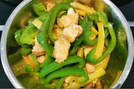 猪肉炒辣椒芹菜做法简单，是一道好吃又美味的下饭菜图片
