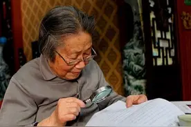母亲逢人便说自己的儿子出国了，然而儿子出国10年，再也没回来图片
