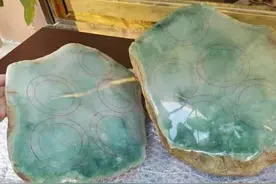 这块木那翡翠原石起货冰晴飘蓝花手镯，透露着中华女性的古典美图片