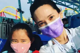 46岁冻龄港姐郭羡妮带女儿畅游乐园 珍惜与女儿相处的时光图片