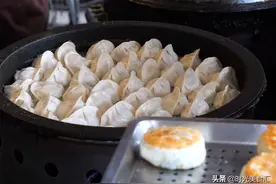 80后中年夫妻卖水煎包子，每天只做两种馅料，食客纷纷要求涨价图片