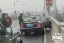 秒变“敞篷车”！轿车和货车相撞，车顶直接被掀飞了图片