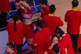 豪气！女篮1球员场边直接更换球衣，她已逐渐成为中国队新1姐图片