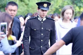 李易峰走硬汉风，警服look杀超A出镜，这种装扮你爱了吗？图片