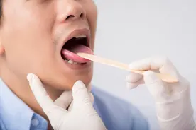 被鱼刺卡住，不要着急吞咽，也不要喝醋，试试这种急救方法更有效图片
