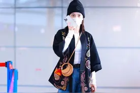 何超莲恋爱后更时髦了，穿民族风外套走机场，不土反而显异域风情图片