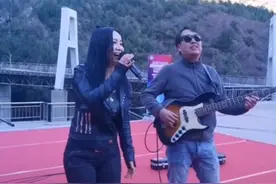 52岁斯琴格日乐商演土气？网友称其被臧天朔毁了，本人怒气回应图片
