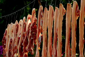 腌腊肉，放多少盐才对？记住这个比例，又香又入味，不发霉不变臭图片