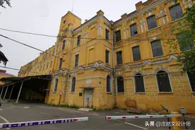 哈尔滨百年工业建筑遗产老巴夺烟厂，身后还有一百年前的广告图片