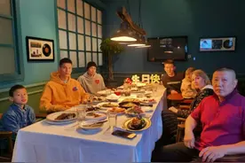 太帅了！吉林混血小将庆生晒全家福 俄罗斯籍母亲一头金发引关注图片