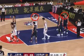 好帽被吹犯规后！广东男篮打出一波13-0，外援错把二飞当任骏威了图片