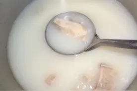 这才是熬牛骨汤正确做法，在家纯天然熬制，汤色奶白鲜美无比图片