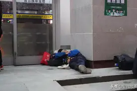 每个在火车站睡觉的人，等待天亮的理由都不同图片