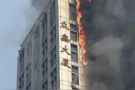 众鑫大厦火灾：消防员正在内部清理图片