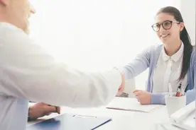 面试官：和异性出差时，宾馆只剩一间房你咋办？女大学生智答图片