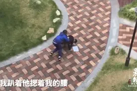男孩跪在地上，另一个男孩趴在他背上……这一幕，看哭校长图片