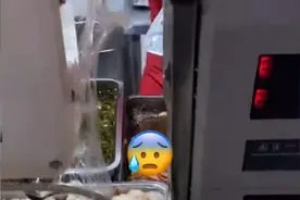 四川一女生打饭遇俩阿姨吵架，端盘舞勺推搡，女生：把饭给我先吃图片