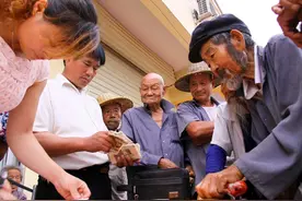 城镇养老金有高龄补贴，农村老人有没有高龄补助？满多少岁领取？图片