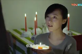 女孩如此浪漫的问男孩是否愿意娶自己，没想到男孩自己跑了出来视频封面